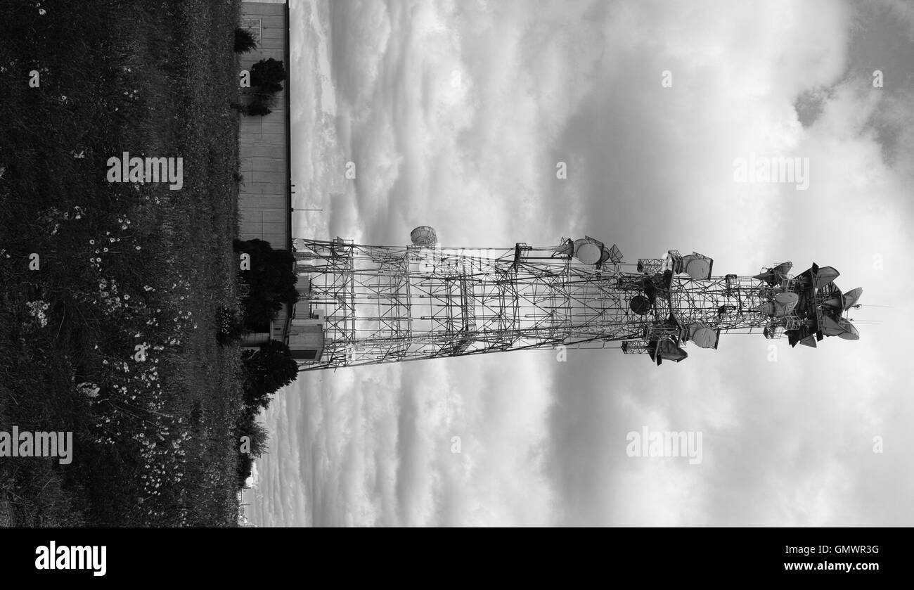 Cella grande comunicazione telefono radio televisione torre televisiva Foto Stock