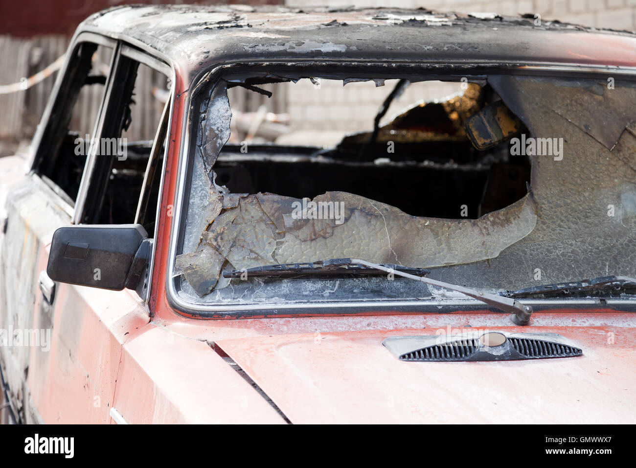 Un incendio distrugge il veicolo auto Foto Stock