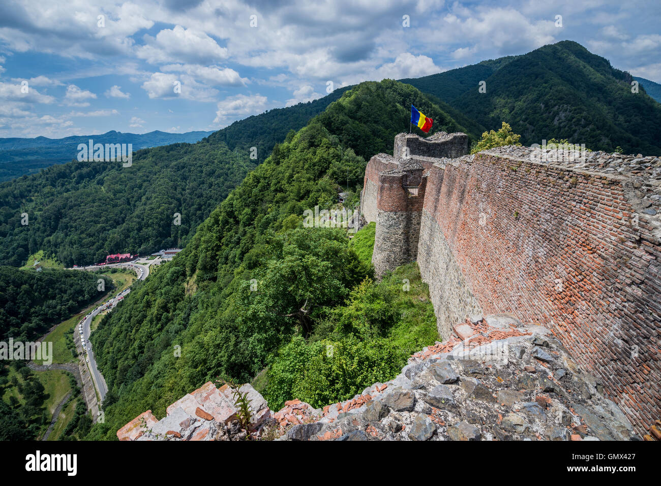 Rovinato Poenari castello sul monte Cetatea in Romania Foto Stock