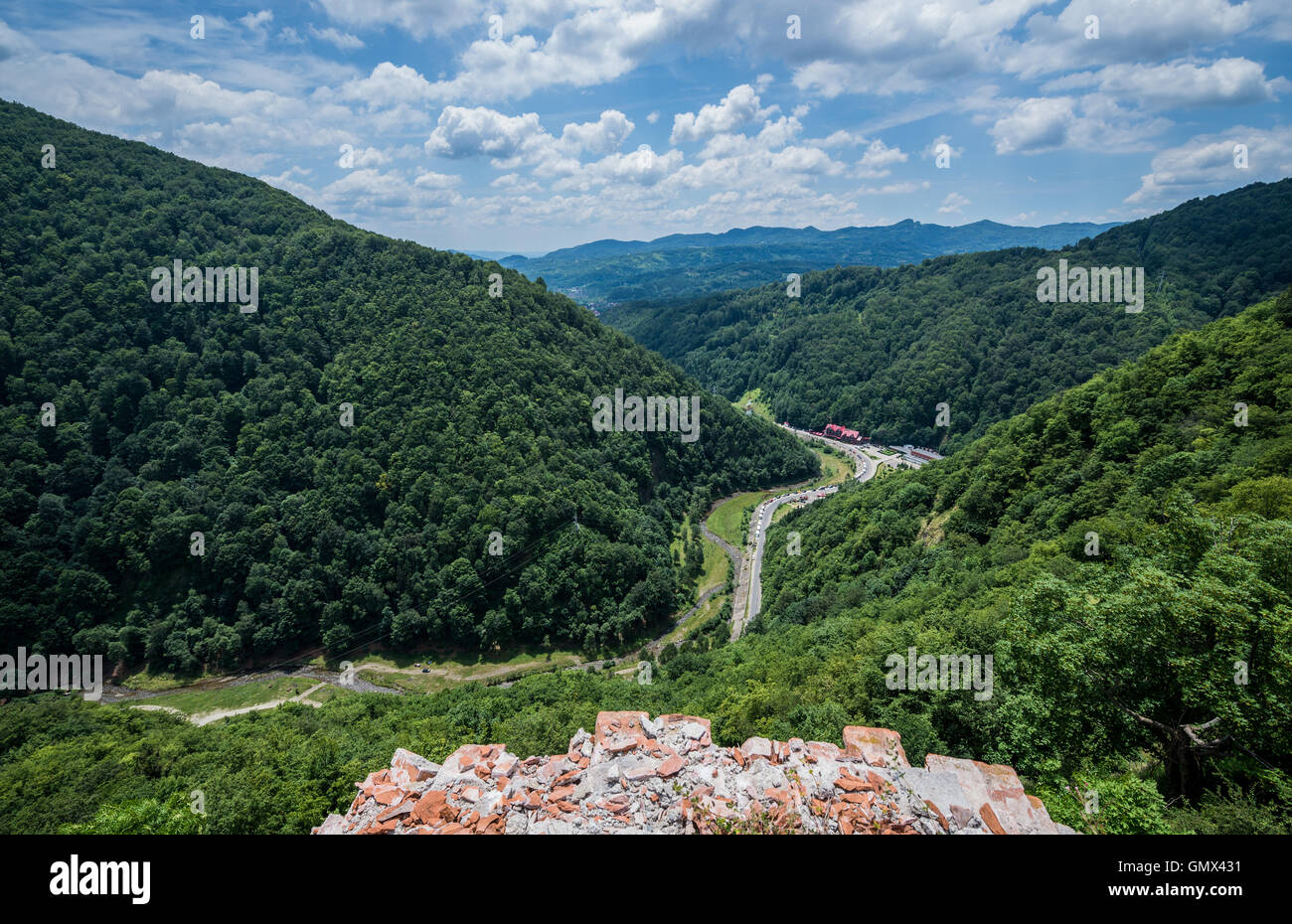 Vista aerea da rovinato Poenari castello sul monte Cetatea in Romania Foto Stock