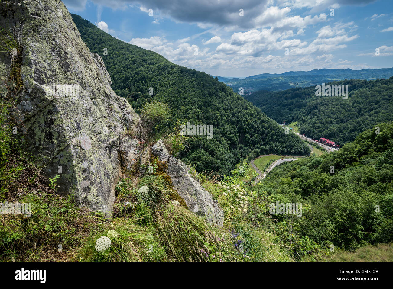 Vista aerea da rovinato Poenari castello sul monte Cetatea in Romania Foto Stock