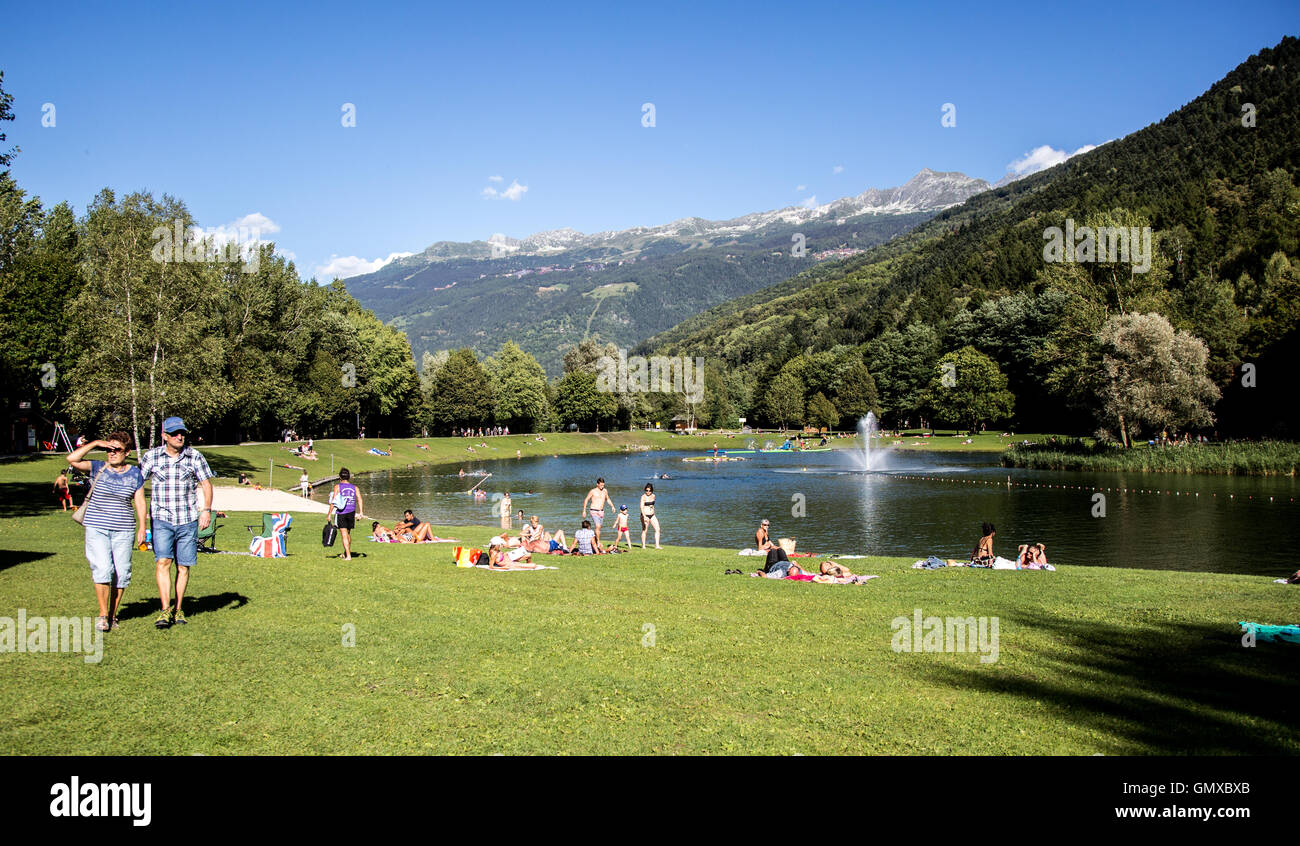Il piano d'eau des versants dAime piscina lago Aime sulle Alpi francesi Foto Stock
