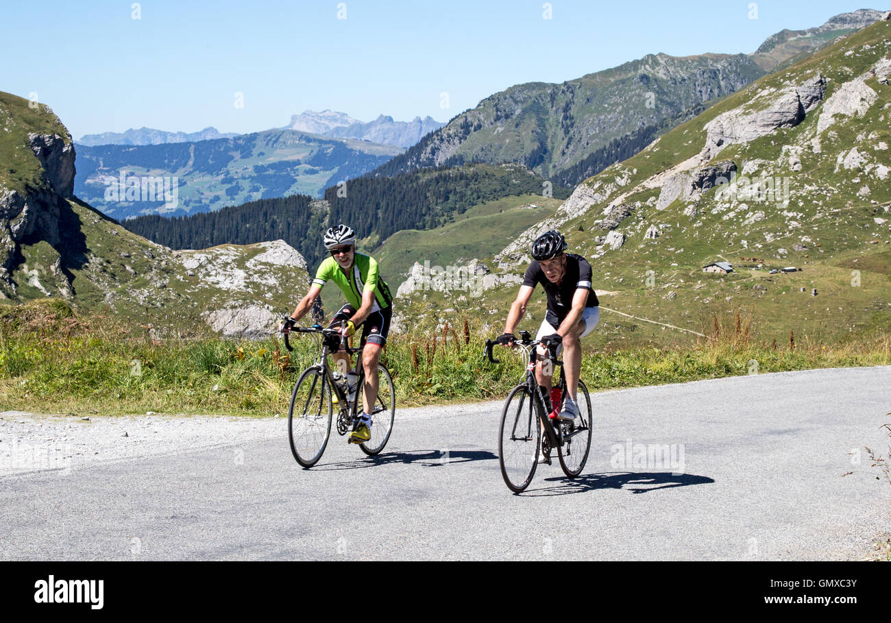 I ciclisti Climbing La Rosiere sulle Alpi francesi Francia Foto Stock