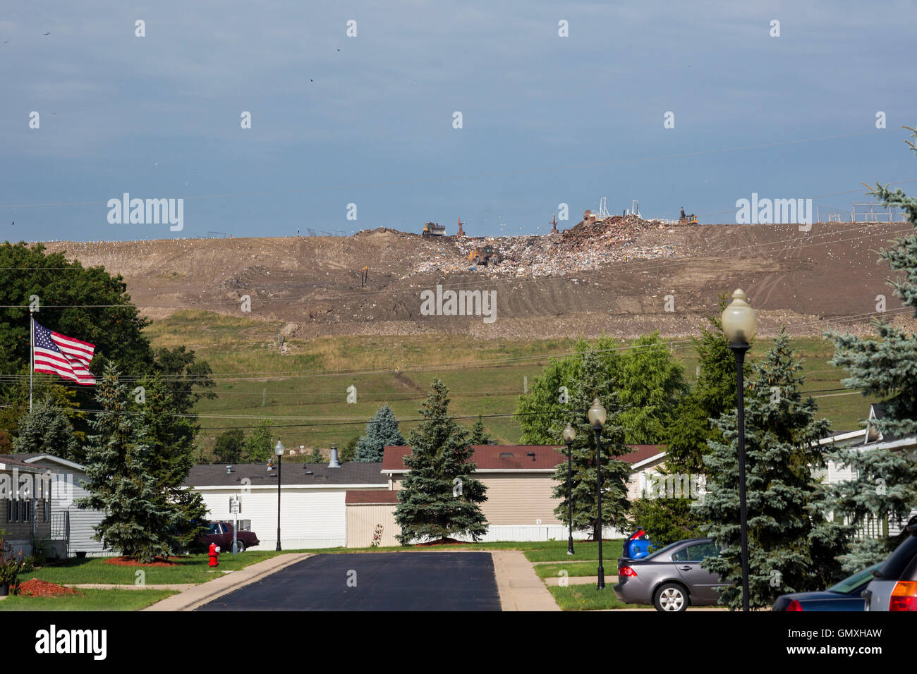 Il cantone, Michigan - Repubblica Servizi' Sauk colline Trail discarica accanto ad una comunità di fabbricati e case mobili. Foto Stock