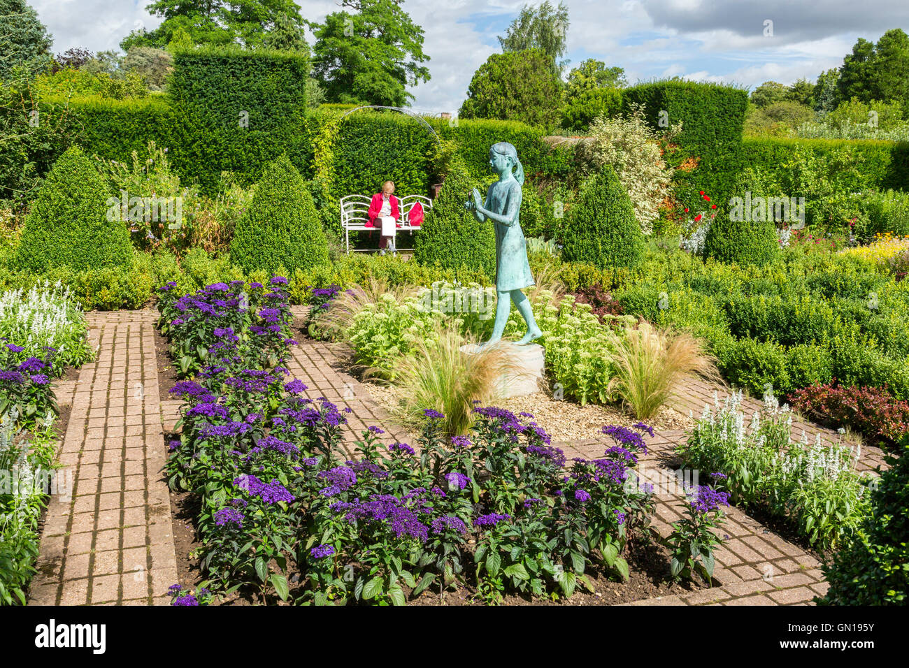 Il silenzioso spazio giardino a Waterperry contenente Nathan David la scultura "Girl tenendo la lampada della saggezza", Oxfordshire, Regno Unito Foto Stock