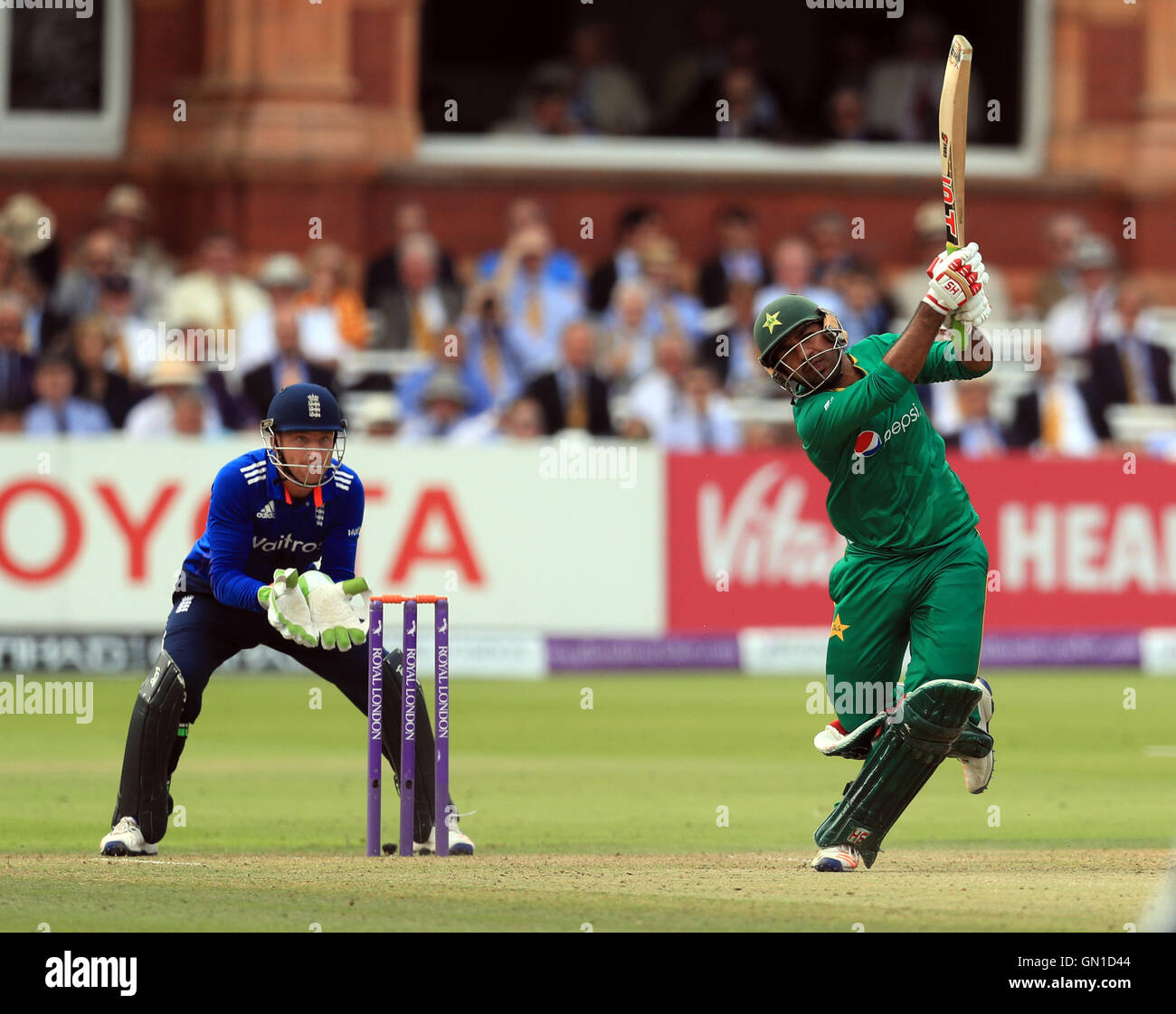 Il Pakistan Sarfraz Ahmed colpisce un confine colpisce un altro durante il Royal London una giornata internazionale della serie corrispondono al Signore, Londra. Foto Stock