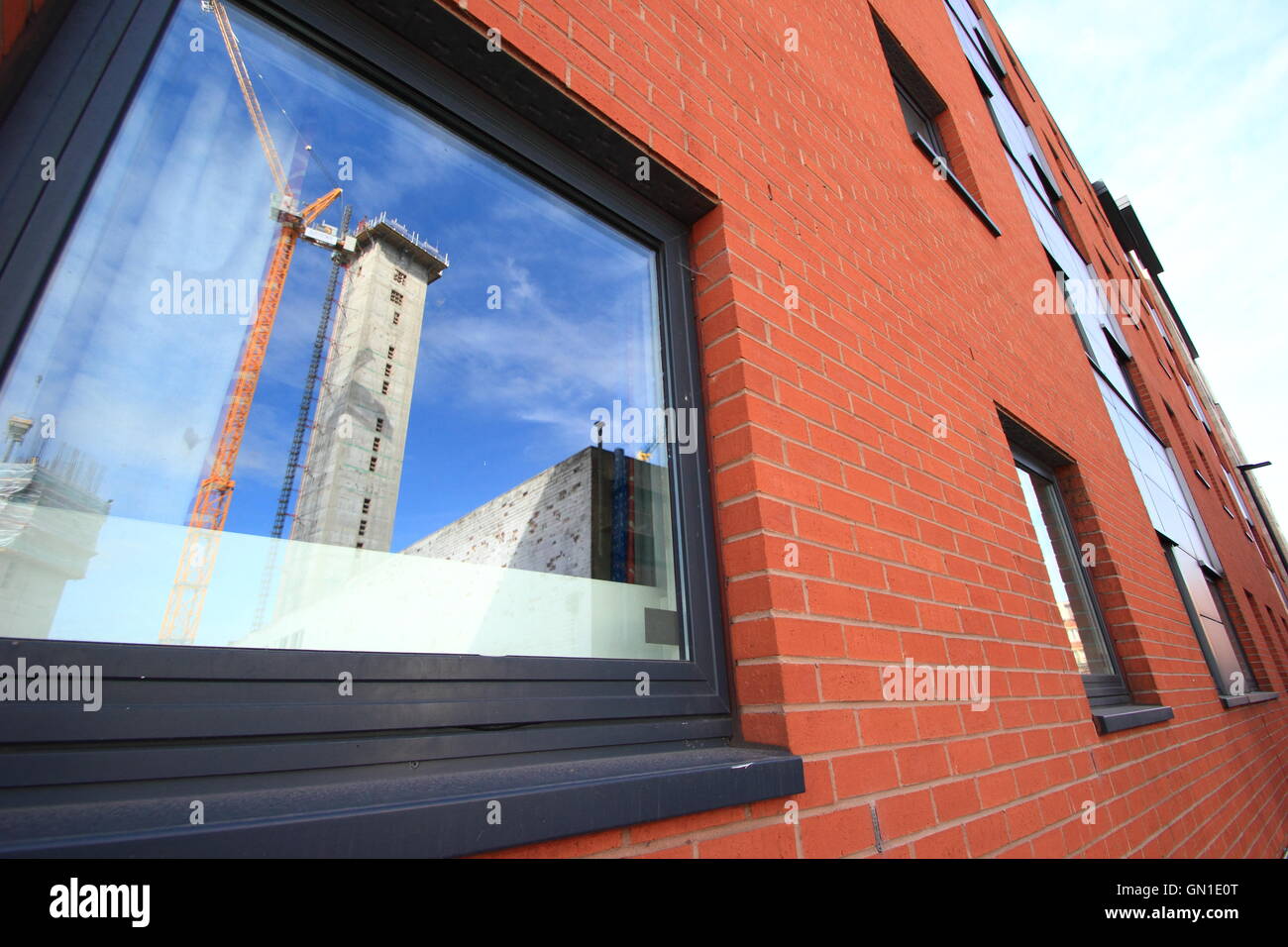 Costruzione di Sheffield Chinatown riflessa di progetto nella finestra di alloggi per studenti, città di Sheffield, Inghilterra del Nord Foto Stock