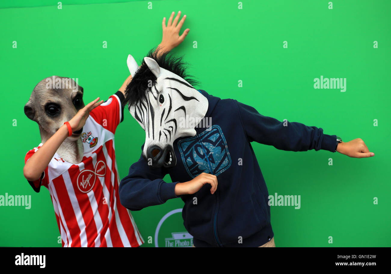 Gli appassionati di Southampton indossano maschere Zebra e Meerkat prima della partita della Premier League al St Mary's Stadium di Southampton. PREMERE ASSOCIAZIONE foto. Data immagine: Sabato 27 agosto 2016. Vedi la storia della PA DI SOUTHAMPTON. Il credito fotografico dovrebbe essere: John Walton/PA Wire. RESTRIZIONI: Nessun utilizzo con audio, video, dati, elenchi di apparecchi, logo di club/campionato o servizi "live" non autorizzati. L'uso in-match online è limitato a 75 immagini, senza emulazione video. Nessun utilizzo nelle scommesse, nei giochi o nelle pubblicazioni di singoli club/campionati/giocatori. Foto Stock