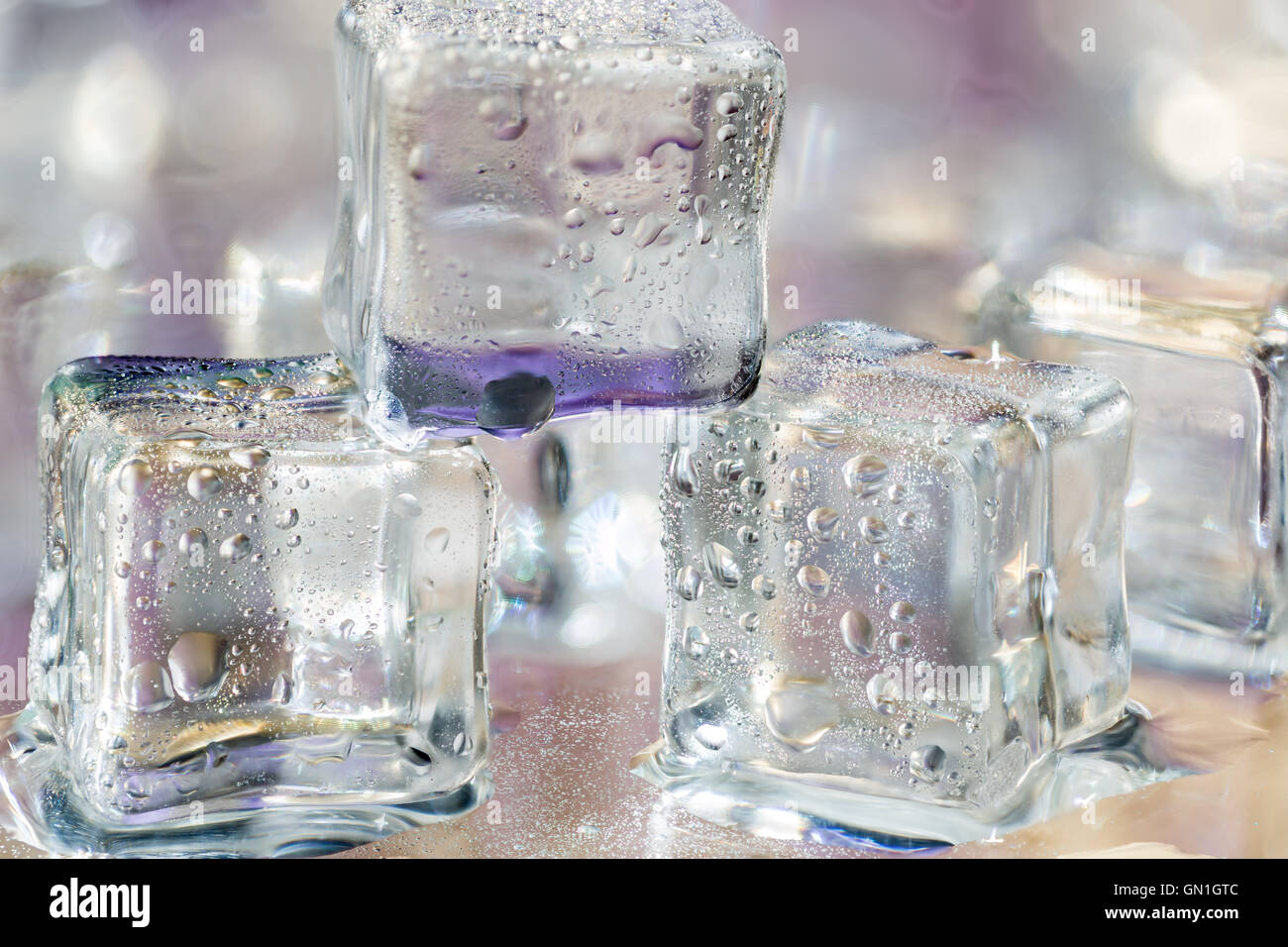 Trasparente di fusione di cubetti di ghiaccio sul vetro Foto Stock