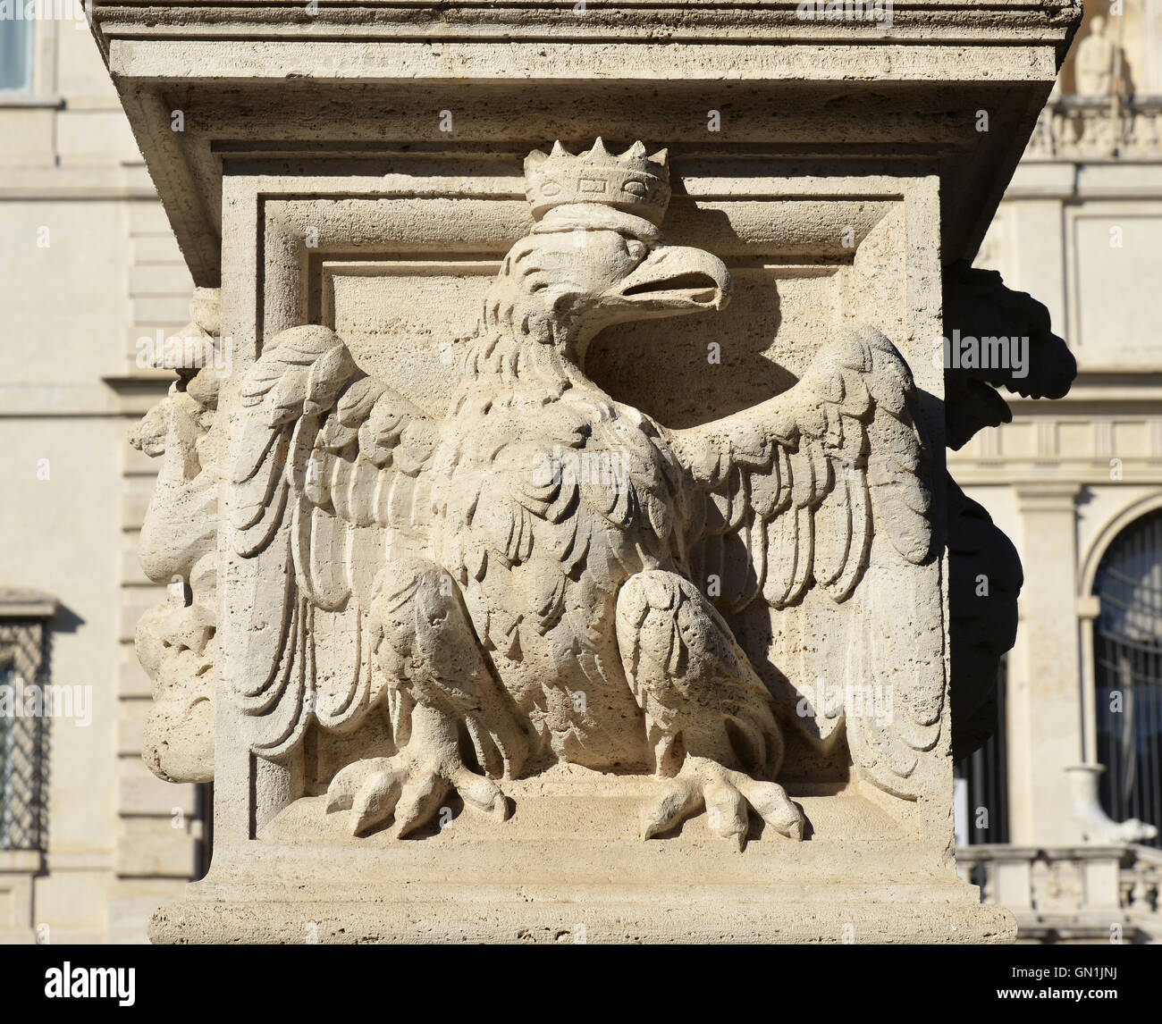 Aquila coronata, emblema della casa borghese della nobile famiglia italiana, dal barocco balaustra in Villa Borghese parco pubblico, Roma Foto Stock