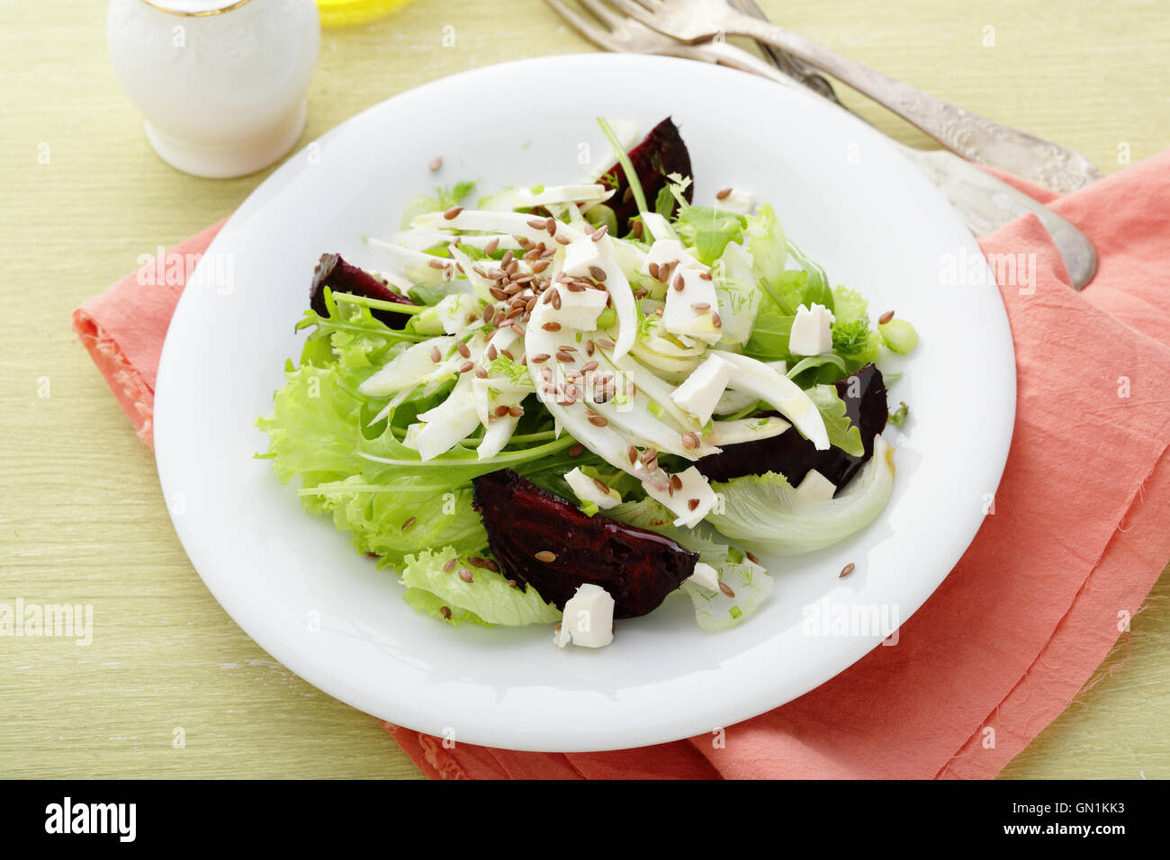 Bietole e insalata di finocchio sulla piastra, cibo closeup Foto Stock