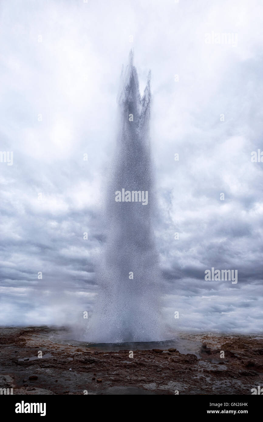 Strokkur, area geotermica, Haukadalur, Golden Circle, Geysir, Reykjavik, Islanda Foto Stock