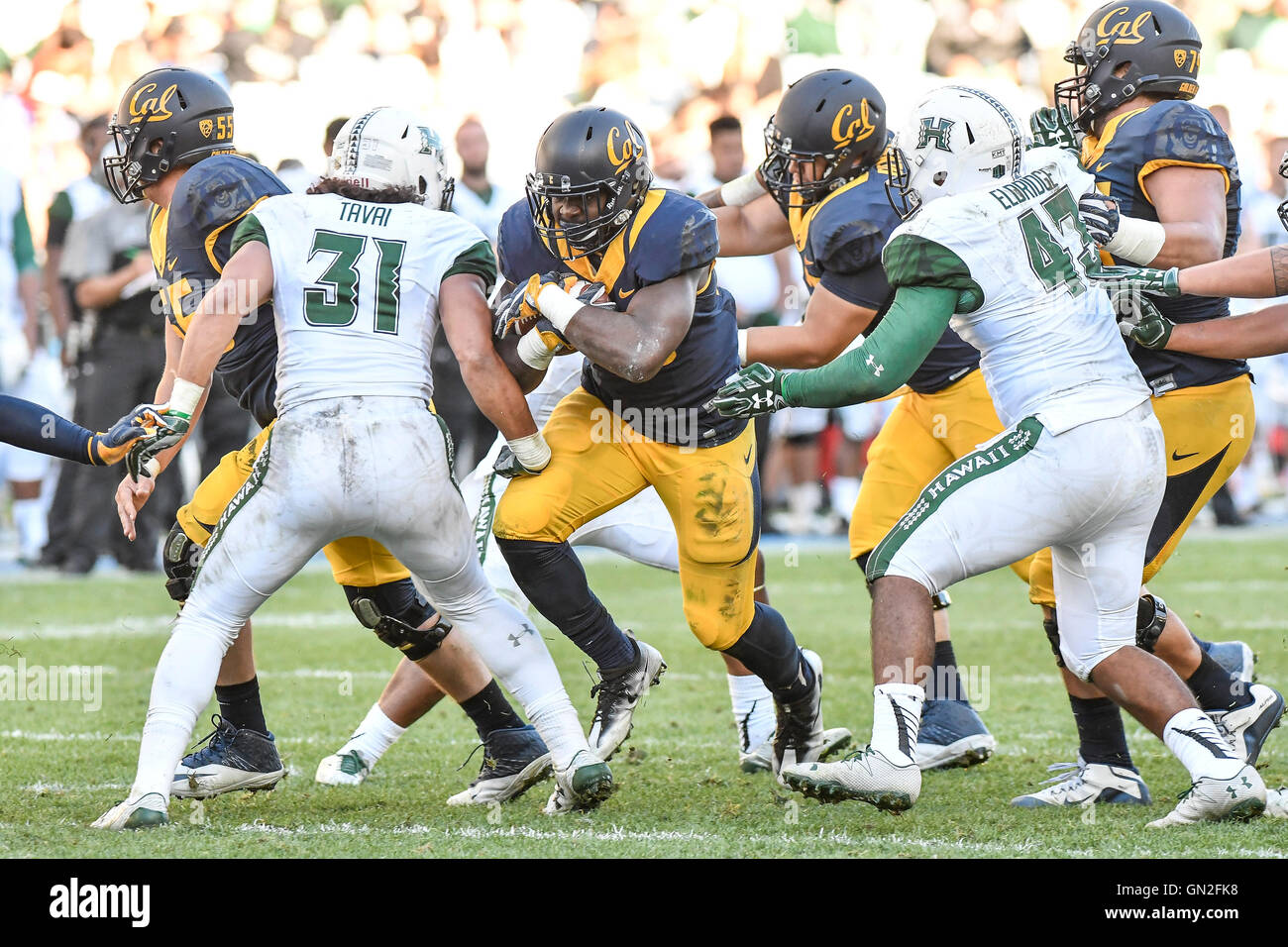 ANZ Stadium, Sydney, Australia. Il 27 agosto, 2016. Sydney Cup American College Football. Università delle Hawaii rispetto all Università di California. Università di California running back Vic Enwere irrompe attraverso la linea delle Hawaii. La California ha vinto 51-31. Credito: Azione Sport Plus/Alamy Live News Foto Stock