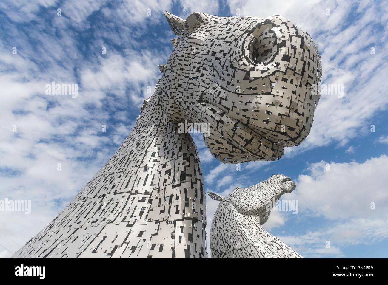 Edinburgh, Regno Unito. Il 27 agosto, 2016. Il Kelpies progettato da Andy Scott a Falkirk su una giornata d'estate. Credito: Richard Dyson/Alamy Live News Foto Stock