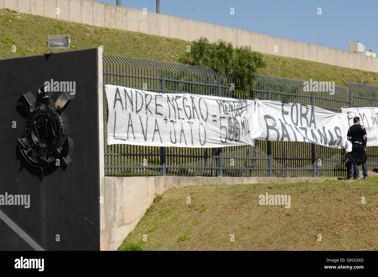 SÃO PAULO, SP - 27.08.2016: PROTESTO DA Gaviões da Fiel EM SP - i falchi fans dei fedeli e altri sostenitori del Timão protesta svoltasi questa mattina (27) davanti all'Arena Corinzi contro il Consiglio deliberativo per chiedere la fine di chapão (votazione su una piastra con nomi stabiliti ad occupare il Consiglio) e la rivendicazione individuale di applicazione . (Foto: Ricardo Bastos/Fotoarena) Foto Stock