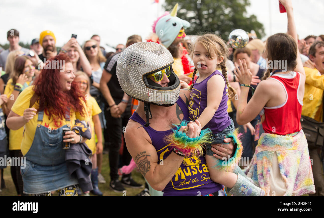 Rivestito di giallo il Colonello Mustard appassionati di musica di campi elettrici music festival presso il castello di Drumlanrig, Dumfries and Galloway in Scozia. Foto Stock