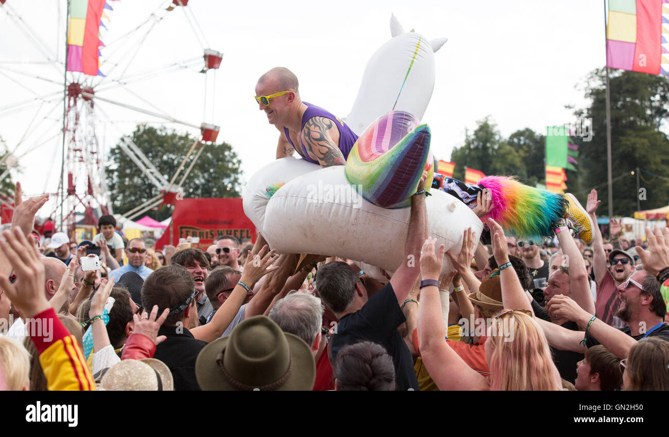 Il Colonello Mustard folla surf a campi elettrici music festival presso il castello di Drumlanrig, Dumfries and Galloway in Scozia. Foto Stock