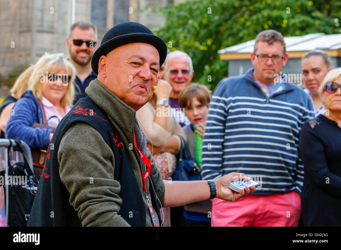 Sul finale il weekend di Edinburgh Fringe e Festival, il Festival degli artisti di strada intrattenere i visitatori, turisti e gente del posto con estratti dal loro spettacoli. GAZZO, un mago di strada da bagno, è un veterano della frangia e sulla sua trentatreesima anno esecuzione al festival Foto Stock