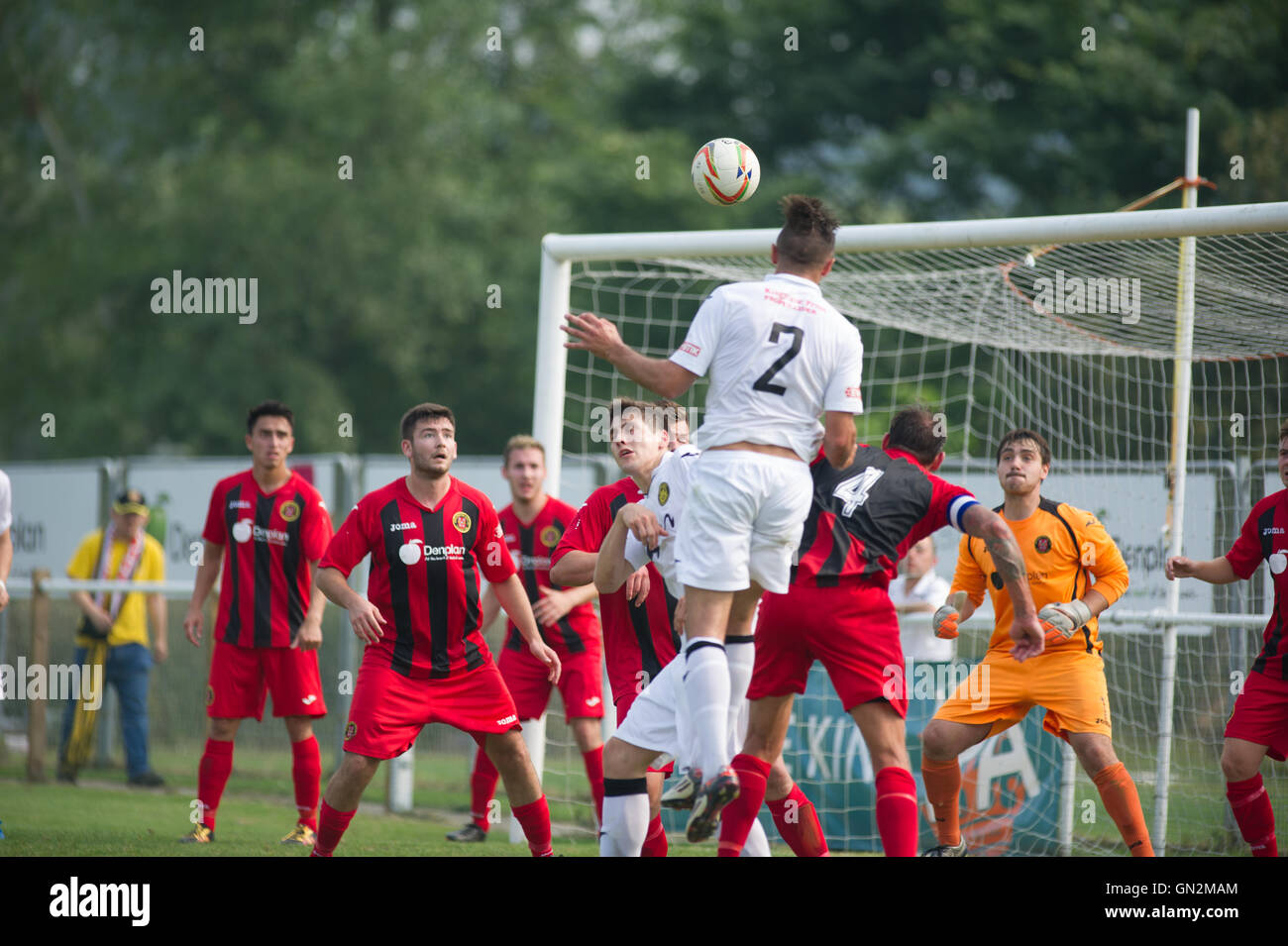 Regno Unito. 27 Agosto, 2016. Divisione Evo-Stik 1 a sud e ad Ovest; Winchester FC v Tiverton Town FC. Tiverton città pressurizzazione di Winchester con J Prezzo mettendo una testata nella zona di pericolo Credit: Flashspix/Alamy Live News Foto Stock