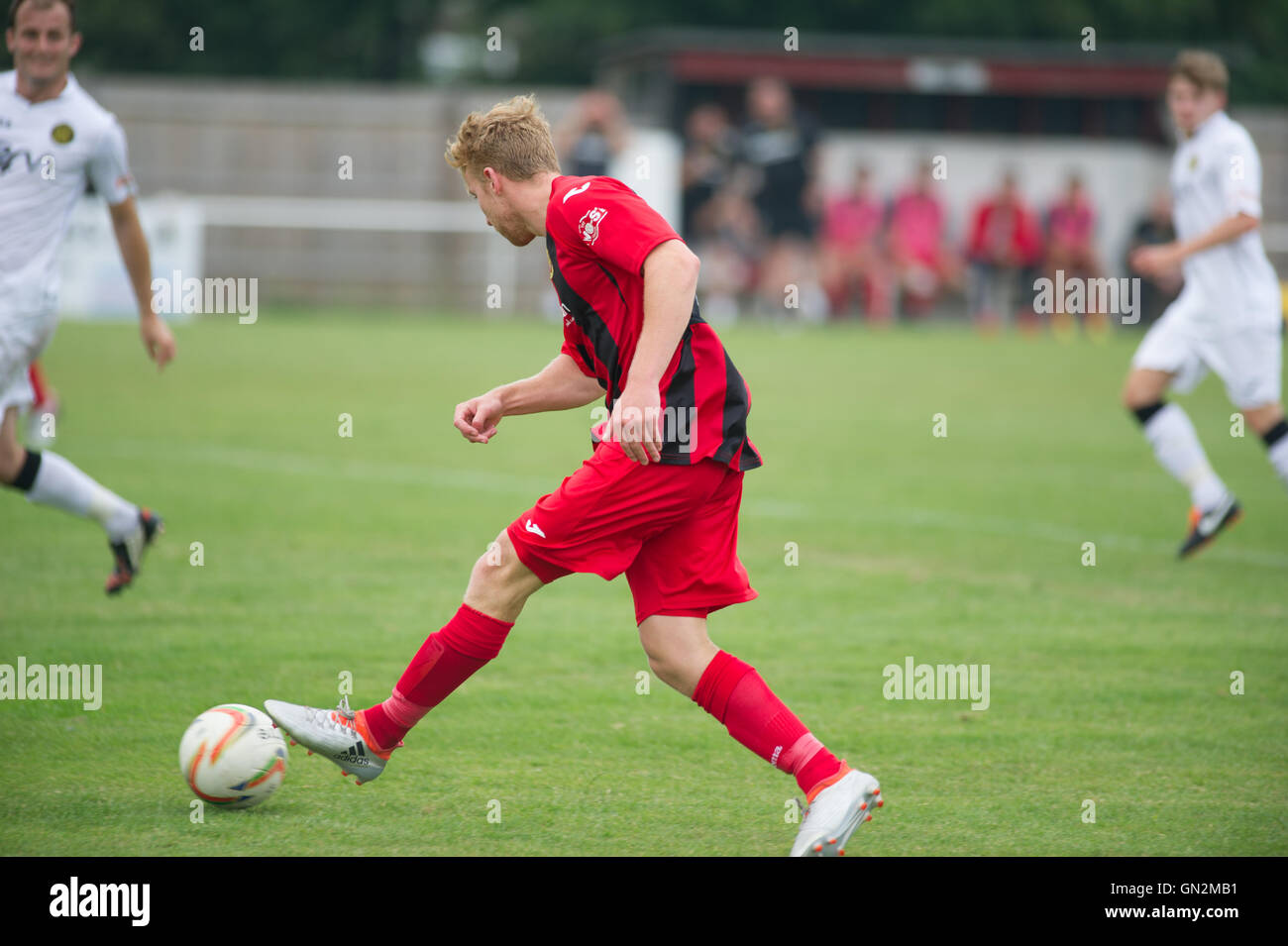 Regno Unito. 27 Agosto, 2016. Divisione Evo-Stik 1 a sud e ad Ovest; Winchester FC v Tiverton Town FC. Winchester Town Feeney in attacco di nuovo. Credito: Flashspix/Alamy Live News Foto Stock