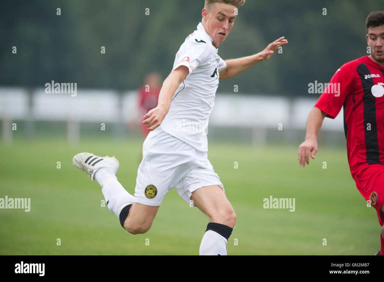 Regno Unito. 27 Agosto, 2016. Divisione Evo-Stik 1 a sud e ad Ovest; Winchester FC v Tiverton Town FC. Tiverton della città per il bagno T va vicino dal bordo della casella credito: Flashspix/Alamy Live News Foto Stock