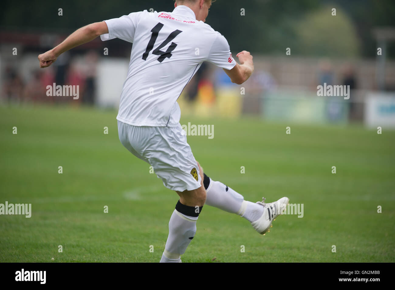Regno Unito. 27 Agosto, 2016. Divisione Evo-Stik 1 a sud e ad Ovest; Winchester FC v Tiverton Town FC. Bagno di T la cottura in un colpo, fine nella seconda metà durante Tiverton Town FC's 4-0 lontano vincere a Winchester City FC Credito: Flashspix/Alamy Live News Foto Stock