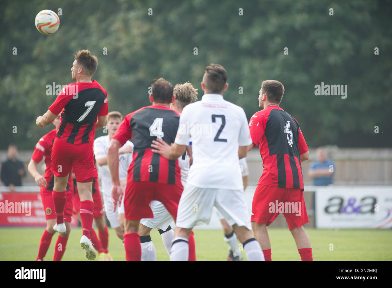 Regno Unito. 27 Agosto, 2016. Divisione Evo-Stik 1 a sud e ad Ovest; Winchester FC v Tiverton Town FC. Winchester della città Brigs vincendo una testata durante la loro sconfitta 4-0 a Tiverton comune credito: Flashspix/Alamy Live News Foto Stock