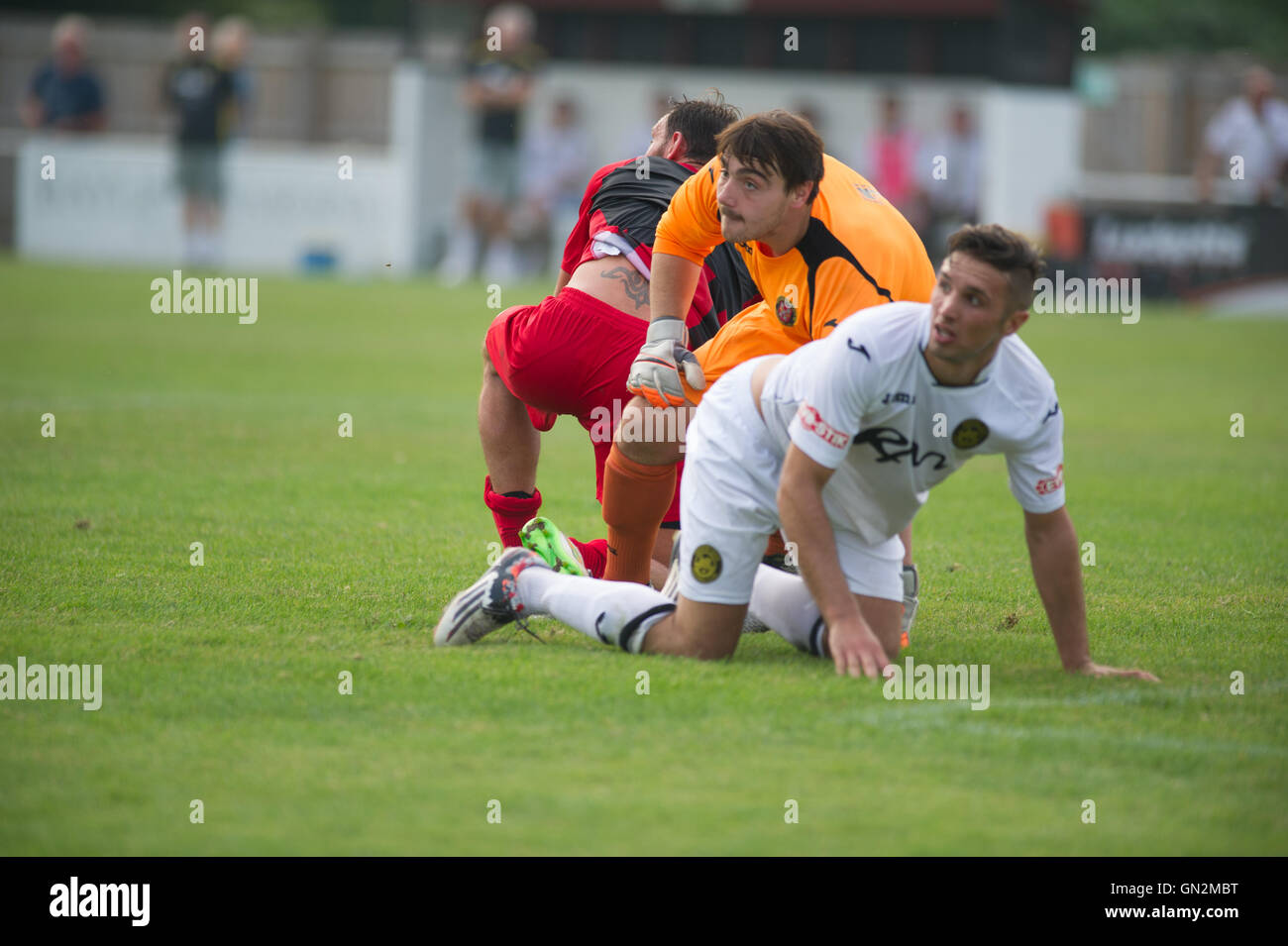 Regno Unito. 27 Agosto, 2016. Divisione Evo-Stik 1 a sud e ad Ovest; Winchester FC v Tiverton Town FC. Tutti gli occhi sulla palla come la città di Winchester difesa cancellare le loro linee di credito Flashspix:/Alamy Live News Foto Stock