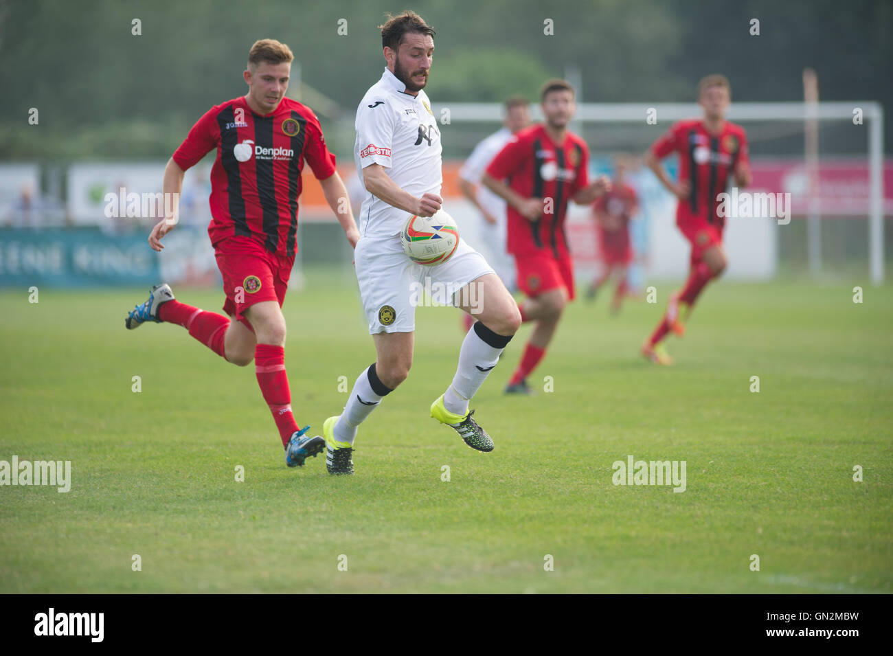 Regno Unito. 27 Agosto, 2016. Divisione Evo-Stik 1 a sud e ad Ovest; Winchester FC v Tiverton Town FC. Tiverton rompendo l'ala Credito: Flashspix/Alamy Live News Foto Stock