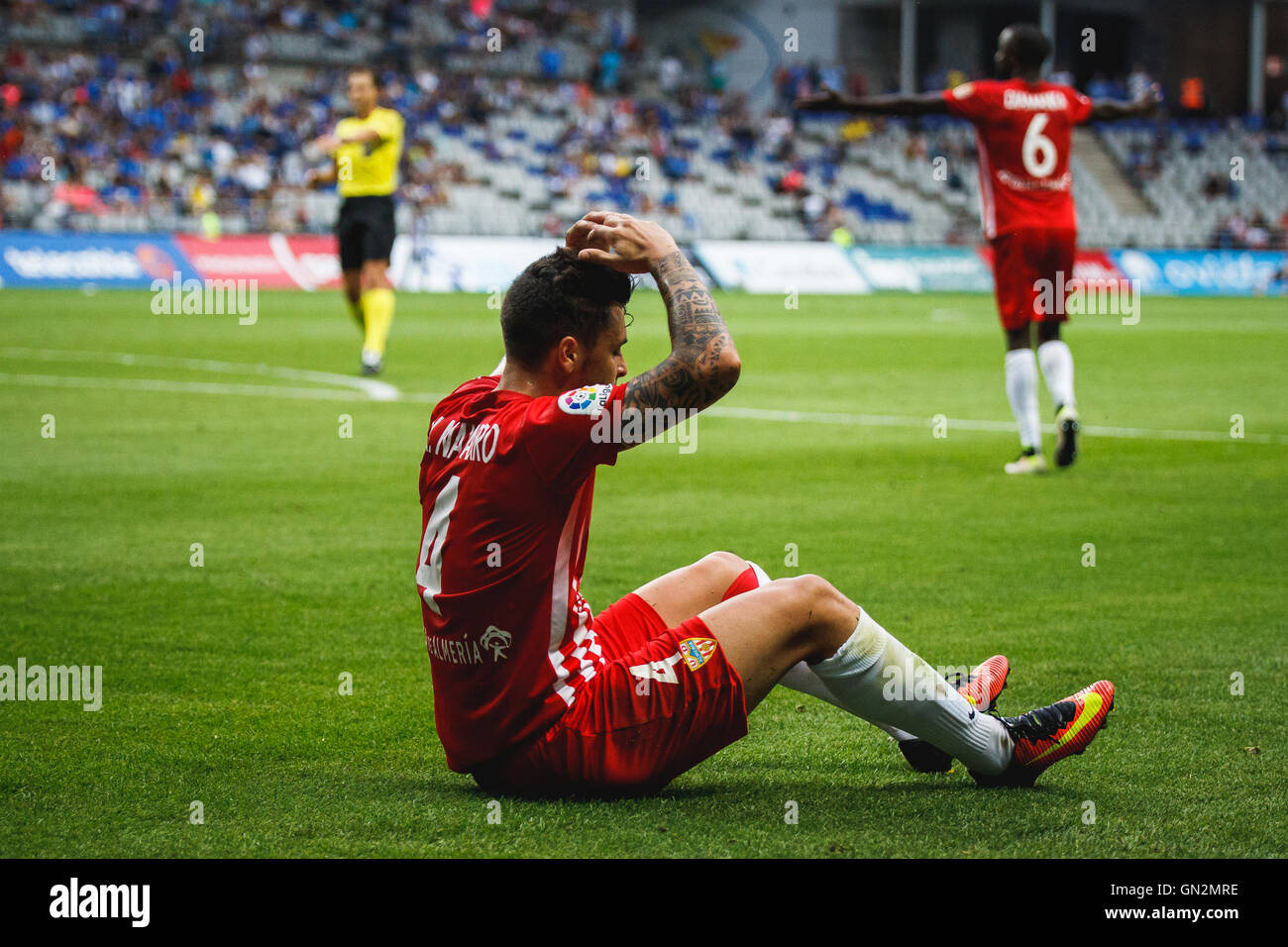 Oviedo, Spagna. Il 27 agosto, 2016. UD Almeria il defender Navarro rivendicando per una penalità durante il match tra il Real Oviedo v UD Almeria del Liga 1|2|3 nell'Estadio Stadio Carlos Tartiere. Credito: Alvaro Campo/Alamy Live News Foto Stock