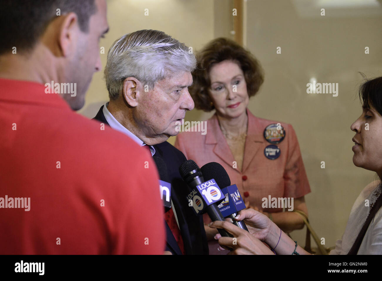 Pembroke Pines, Florida, Stati Uniti d'America. 27 Agosto, 2016. Ex Governatore della Florida e il senatore Bob Graham assiste democratico vice-presidential nominee Tim Kaine incontro con i sindaci locali e i funzionari eletti per una riunione politica a sud-ovest del punto focale Senior Center il 27 agosto 2016 in Pembroke Pines, Florida. Credito: MediaPunch Inc/Alamy Live News Foto Stock