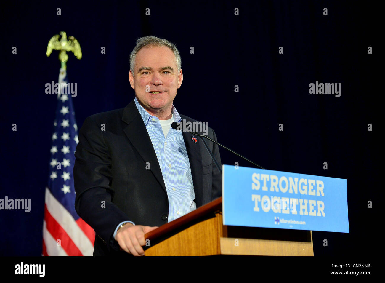 Pembroke Pines, Florida, Stati Uniti d'America. 27 Agosto, 2016. Morsa democratico-candidato presidenziale Tim Kaine di incontrarsi con i sindaci locali e i funzionari eletti per una riunione politica a sud-ovest del punto focale Senior Center il Sabato, 27 agosto in Pembroke Pines, Florida. Credito: MediaPunch Inc/Alamy Live News Foto Stock