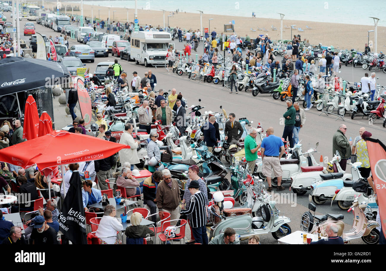 Brighton, Regno Unito. 28 Agosto, 2016. Migliaia di mods e i loro scooter in Brighton oggi per il weekend festivo che partecipano ai corsi annuali di Mod Weekender evento sul lungomare Credito: Simon Dack/Alamy Live News Foto Stock Brighton, Regno Unito. 28 Agosto, 2016. Migliaia di mods e i loro scooter in Brighton oggi per il weekend festivo che partecipano ai corsi annuali di Mod Weekender evento sul lungomare Credito: Simon Dack/Alamy Live News Foto Stock