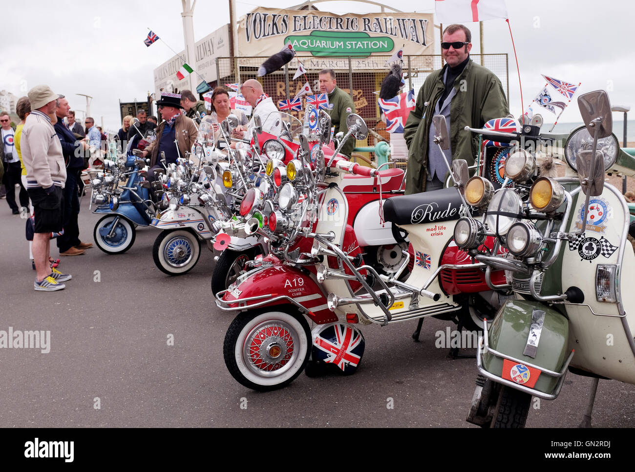 Brighton, Regno Unito. 28 Agosto, 2016. Migliaia di mods e i loro scooter in Brighton oggi per il weekend festivo che partecipano ai corsi annuali di Mod Weekender evento sul lungomare Credito: Simon Dack/Alamy Live News Foto Stock Brighton, Regno Unito. 28 Agosto, 2016. Migliaia di mods e i loro scooter in Brighton oggi per il weekend festivo che partecipano ai corsi annuali di Mod Weekender evento sul lungomare Credito: Simon Dack/Alamy Live News Foto Stock