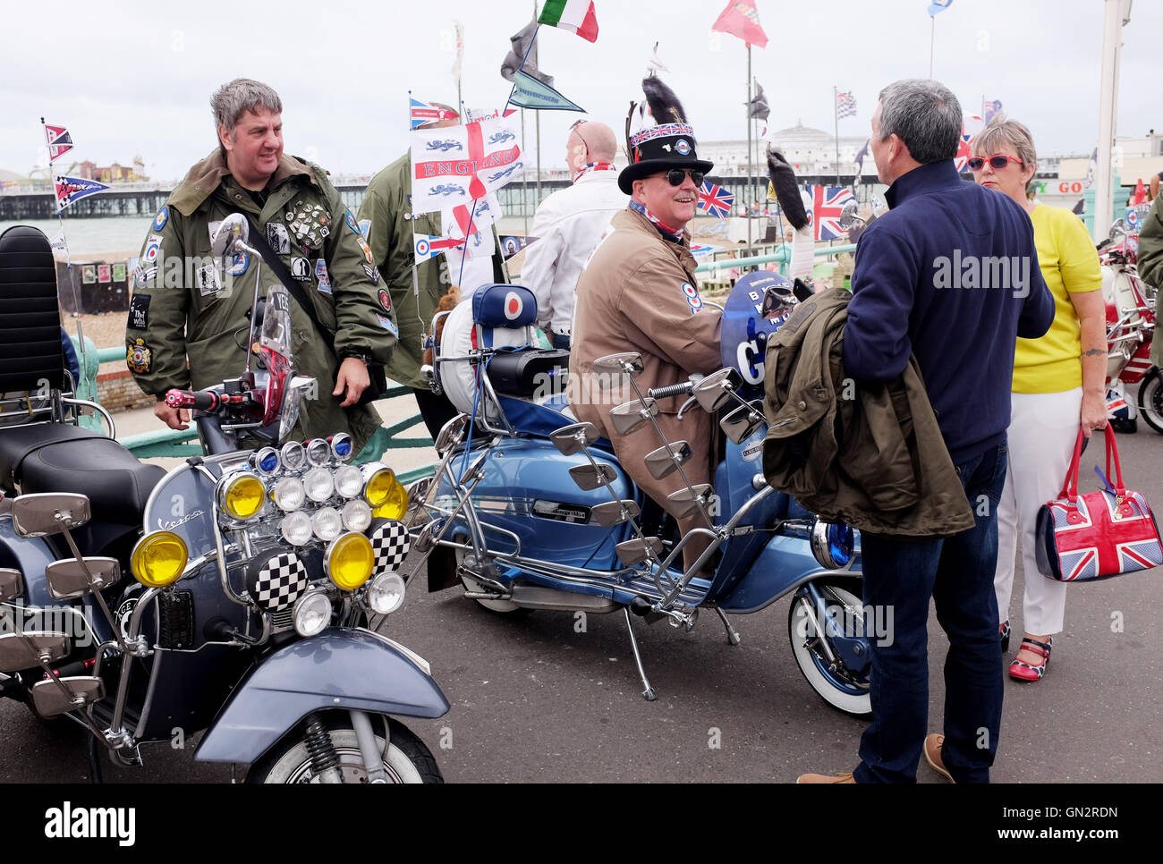 Brighton, Regno Unito. 28 Agosto, 2016. Migliaia di mods e i loro scooter in Brighton oggi per il weekend festivo che partecipano ai corsi annuali di Mod Weekender evento sul lungomare Credito: Simon Dack/Alamy Live News Foto Stock Brighton, Regno Unito. 28 Agosto, 2016. Migliaia di mods e i loro scooter in Brighton oggi per il weekend festivo che partecipano ai corsi annuali di Mod Weekender evento sul lungomare Credito: Simon Dack/Alamy Live News Foto Stock