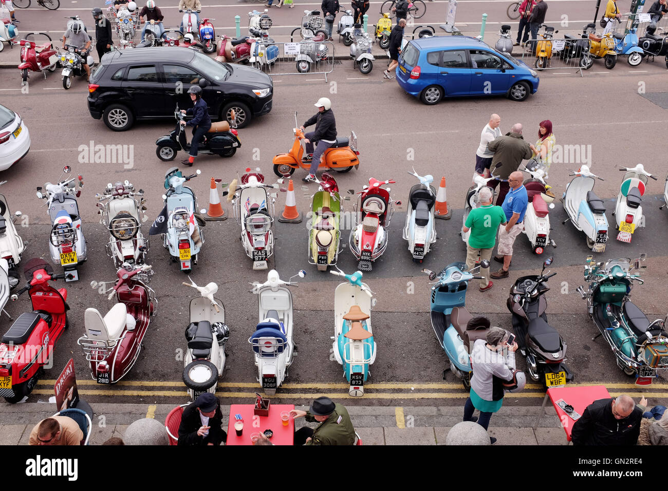 Brighton, Regno Unito. 28 Agosto, 2016. Migliaia di mods e i loro scooter in Brighton oggi per il weekend festivo che partecipano ai corsi annuali di Mod Weekender evento sul lungomare Credito: Simon Dack/Alamy Live News Foto Stock Brighton, Regno Unito. 28 Agosto, 2016. Migliaia di mods e i loro scooter in Brighton oggi per il weekend festivo che partecipano ai corsi annuali di Mod Weekender evento sul lungomare Credito: Simon Dack/Alamy Live News Foto Stock