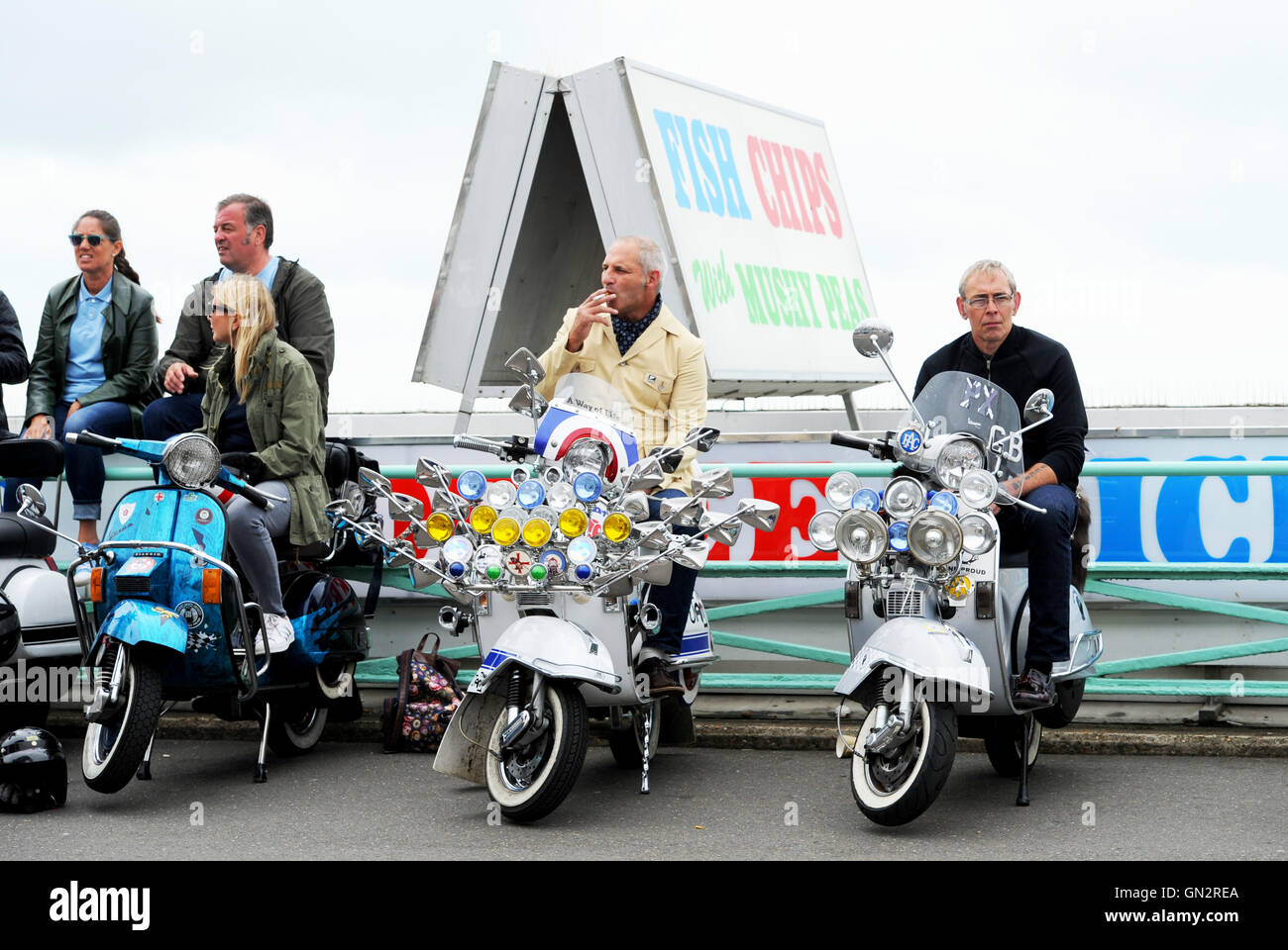 Brighton, Regno Unito. 28 Agosto, 2016. Migliaia di mods e i loro scooter in Brighton oggi per il weekend festivo che partecipano ai corsi annuali di Mod Weekender evento sul lungomare Credito: Simon Dack/Alamy Live News Foto Stock Brighton, Regno Unito. 28 Agosto, 2016. Migliaia di mods e i loro scooter in Brighton oggi per il weekend festivo che partecipano ai corsi annuali di Mod Weekender evento sul lungomare Credito: Simon Dack/Alamy Live News Foto Stock