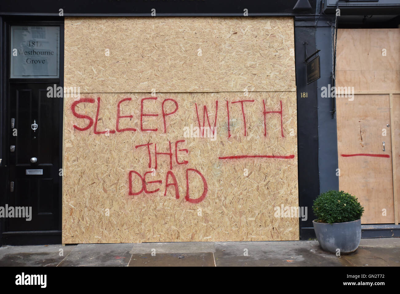 A Notting Hill, Londra, Regno Unito. Il 28 agosto 2016. Carnevale di Notting Hill negozi Westbourne Grove intavolato la criminalità Foto Stock