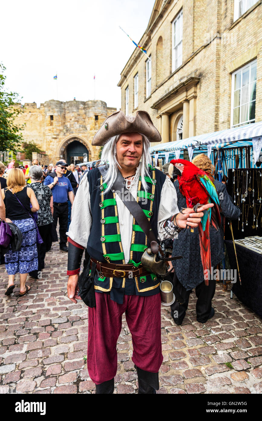 Pirata con parrot Vestito da pirata con bird su mano Lincoln, Regno Unito. 28 Agosto, 2016. Festival steampunk salutato il maggior "plendide nel mondo", il più grande festival di steampunk in Europa ritorna al Lincoln City, Lincolnshire, Regno Unito Inghilterra 28/8/2016 per un fine settimana all'asilo VII Credito: Tommy (Louth)/Alamy Live News Foto Stock