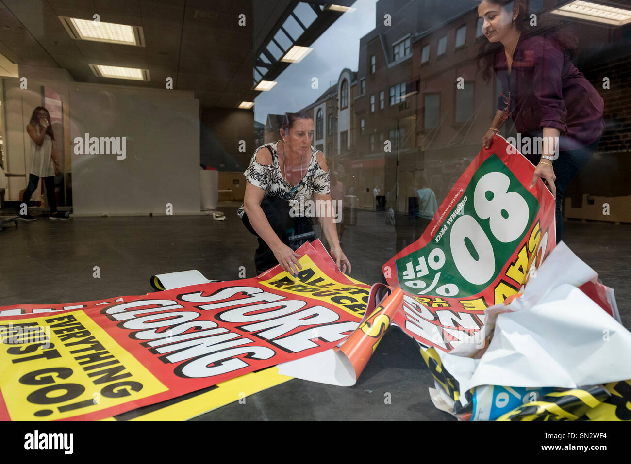 Londra, Regno Unito. Il 28 agosto 2016. I membri dello staff rimuovere digital signage dal BHS store in Harrow, nel nord ovest di Londra. L'Erpice store è uno dei rimanenti 22 negozi che chiuderà per l'ultima volta oggi, scaffali, infissi e arredi sono vendute come pure gli ultimi stock rimanenti. Dopo gli amministratori, non è riuscita a trovare un acquirente idoneo per il department store in catena, fu presa la decisione di chiudere tutti i 164 negozi, con la perdita di 11.000 posti di lavoro. Credito: Stephen Chung / Alamy Live News Foto Stock