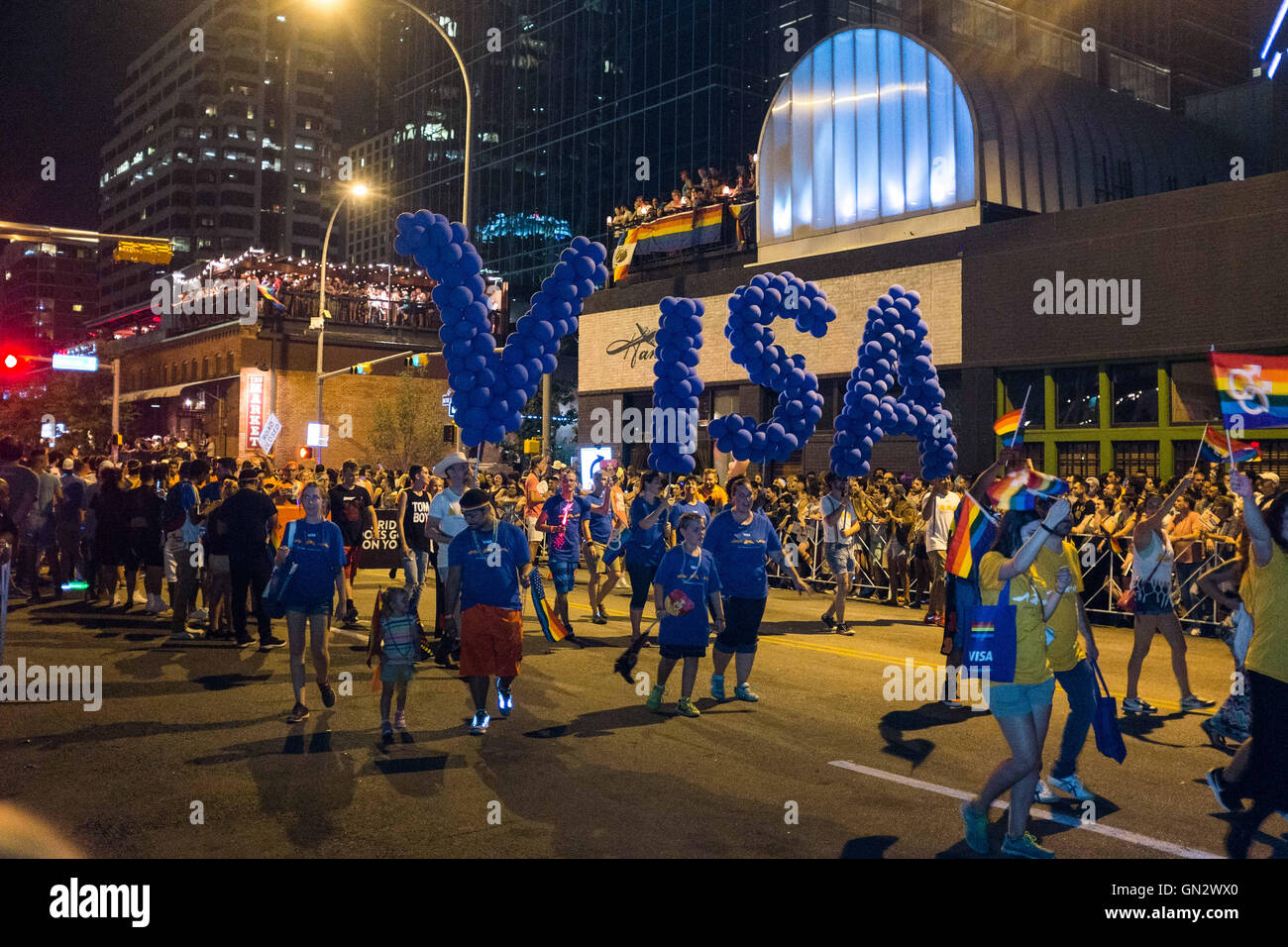 27 agosto 2016 - un visto sponsorizzato la formazione del palloncino è mantenuto in alto dalla superbia sostenitori all'annuale Pride Parade nel centro di Austin, Texas © Sandy Carson/ZUMA filo/Alamy Live News Foto Stock