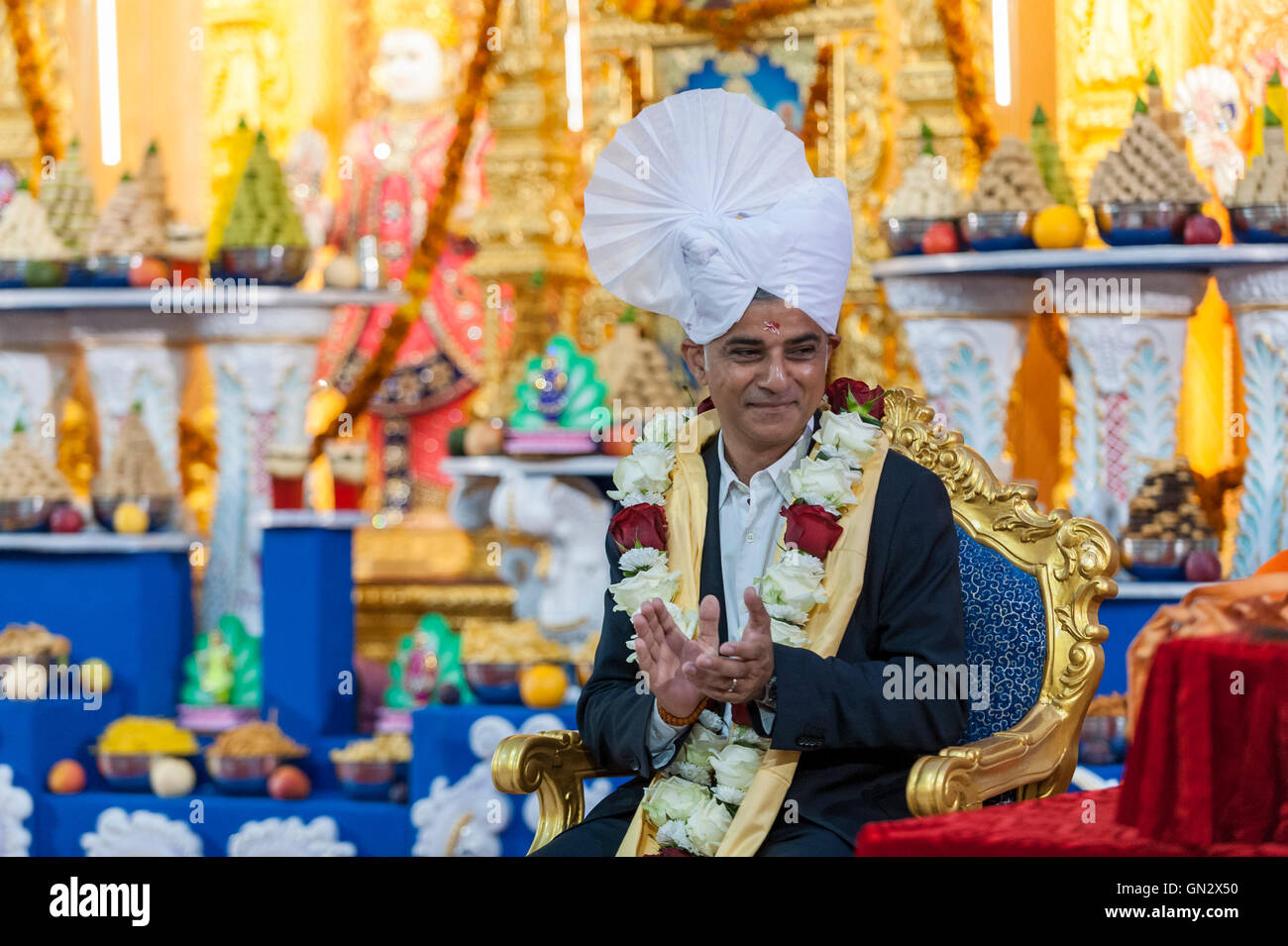 Londra, Regno Unito. Il 28 agosto 2016. Sadiq Khan, sindaco di Londra, indossa un Paag, un turbante speciali riservati per i leader della comunità e si riunisce a livello globale leader spirituale Acharya Swamishree Maharaj a Shree Swaminarayan Mandir, un tempio indù di Kingsbury, a nord ovest di Londra. Il sindaco era in visita al tempio per ringraziare la Congregazione per le loro preghiere e benedizioni durante il suo Mayoral campagna e per celebrare il secondo anniversario del mandir. Credito: Stephen Chung / Alamy Live News Foto Stock
