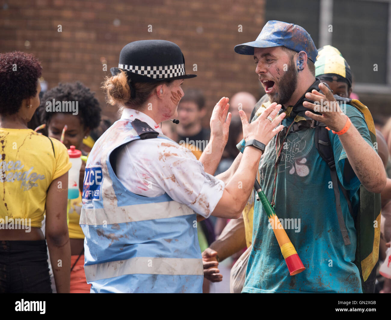 Londra 28 agosto 2016, funzionario di polizia e partecipante, carnevale di Notting Hill Credito: Ian Davidson/Alamy Live News Foto Stock