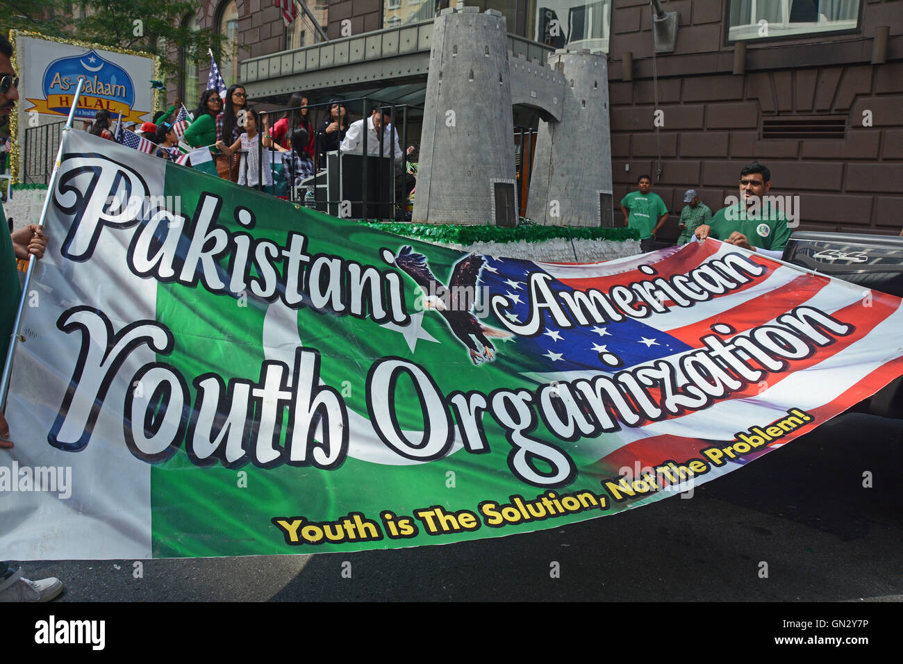 New York, NY, STATI UNITI D'AMERICA. 28 Agosto,2016. Dimostranti dei pakistani American organizzazione giovanile tenendo la loro organizzazione bandiera prima dell inizio della sfilata pakistano.© Rachel Cauvin/Almamy Live News Foto Stock