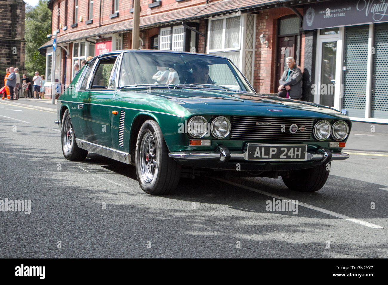 Motorfest a Ormskirk, Lancashire, Regno Unito. 28 agosto 2016. Il festival si svolge nella storica città mercato di Ormskirk in West Lancashire. Classic auto e biciclette sono sul display nel centro della città e il Parco di incoronazione. Una stima di 7 mila persone hanno vagato attraverso le strade di Ormskirk, assorbendo l'atmosfera e ammirate i siti di centinaia di automobili e motociclette di rivestimento per le vie del paese. Credito: Cernan Elias/Alamy Live News Foto Stock