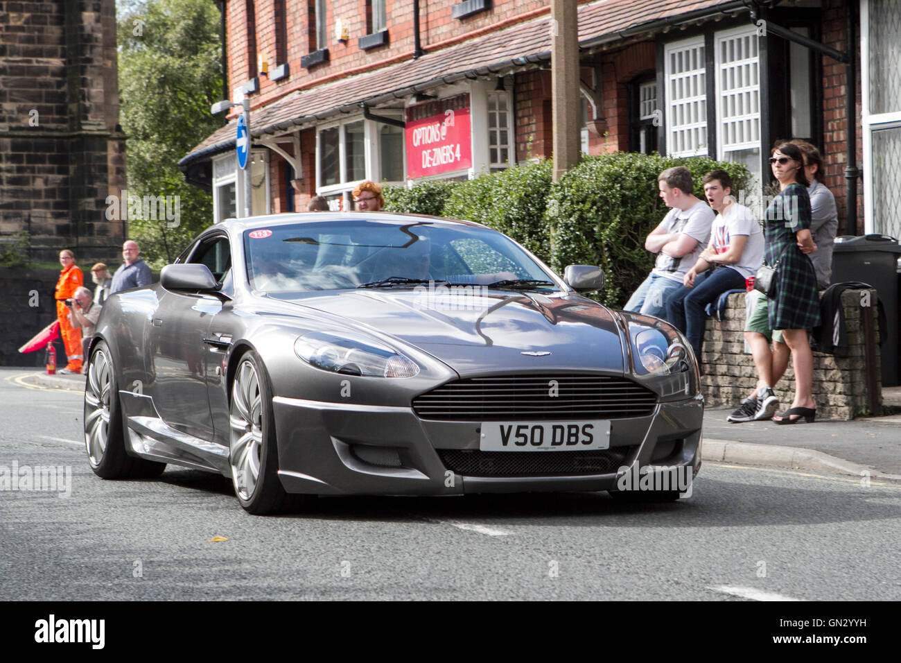 Motorfest a Ormskirk, Lancashire, Regno Unito. 28 agosto 2016. Il festival si svolge nella storica città mercato di Ormskirk in West Lancashire. Classic auto e biciclette sono sul display nel centro della città e il Parco di incoronazione. Una stima di 7 mila persone hanno vagato attraverso le strade di Ormskirk, assorbendo l'atmosfera e ammirate i siti di centinaia di automobili e motociclette di rivestimento per le vie del paese. Credito: Cernan Elias/Alamy Live News Foto Stock