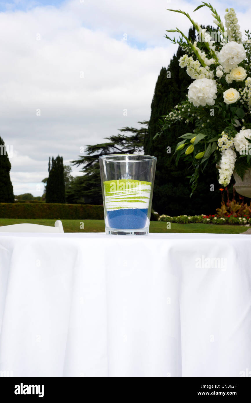 Vetro di colore misto sands dopo una unità la celebrazione dei matrimoni Foto Stock