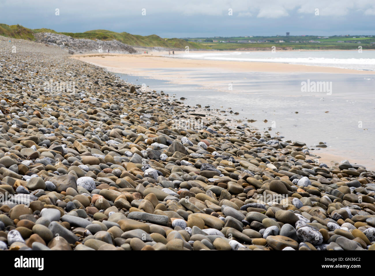 In ciottoli ballybunion spiaggia accanto al campo da golf links nella contea di Kerry Irlanda Foto Stock