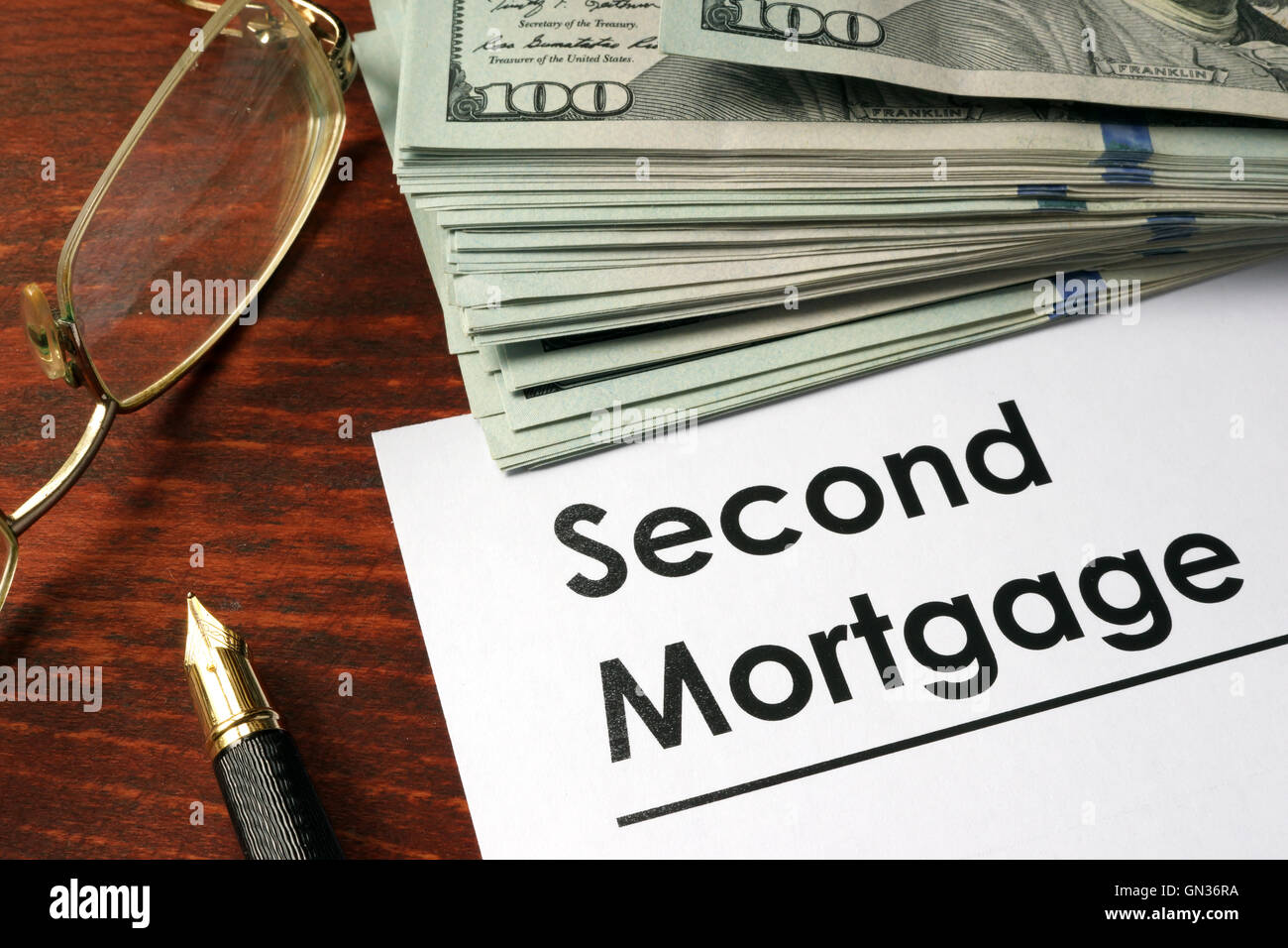 Carta con parole seconda ipoteca su un sfondo di legno. Foto Stock