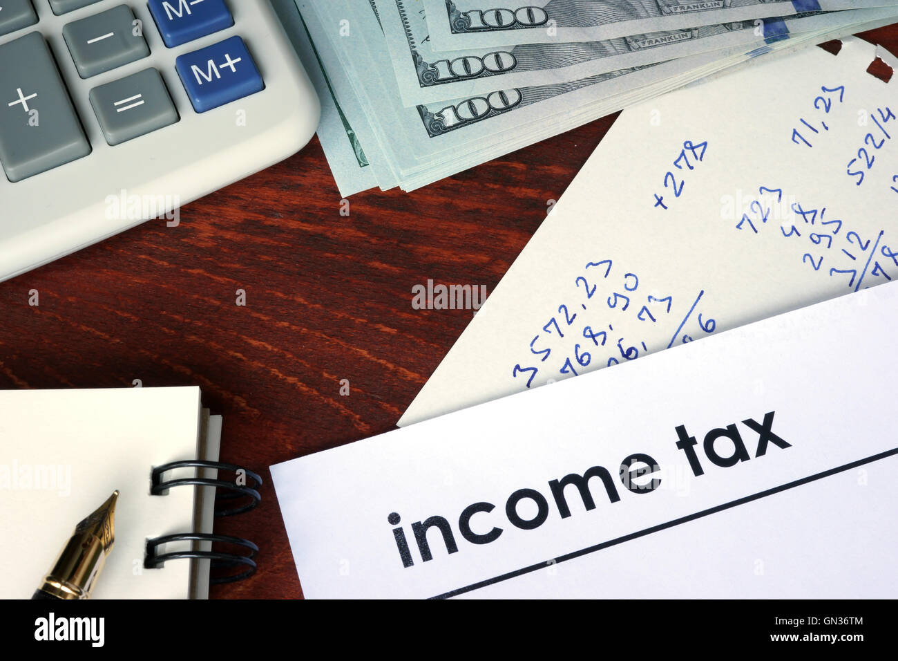 Le imposte sul reddito scritto su un foglio di carta. Piano finanziario. Foto Stock